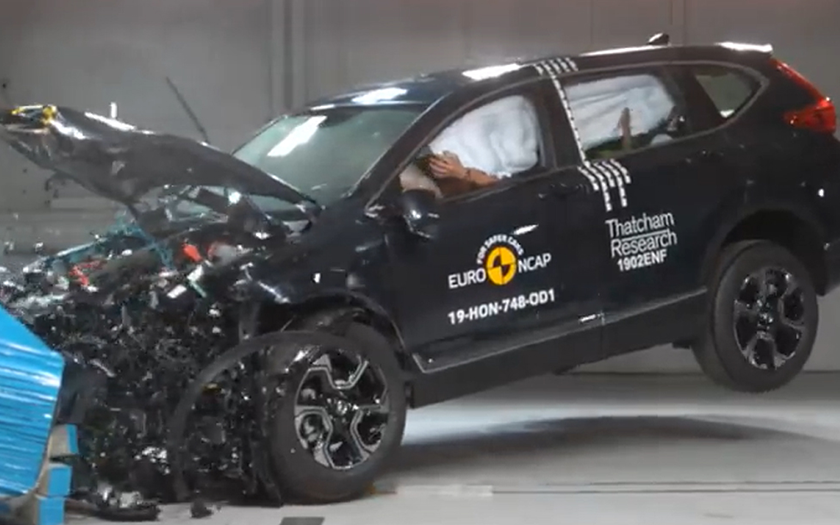 本田CR-V和雷克萨斯UX碰撞对比来了！你猜谁更安全？