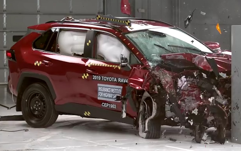 丰田RAV4与三菱欧蓝德参加碰撞测试，安全性你会选哪个？