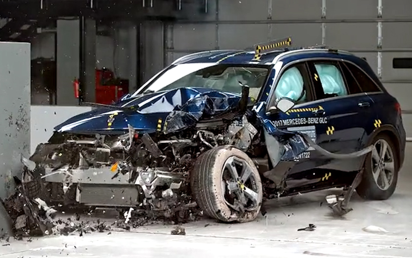 凯迪拉克XT5和奔驰GLC碰撞测试，豪华SUV怎么选？
