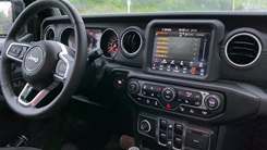 享受悠闲的秋日周末，和Jeep角斗士一起在雨中露营