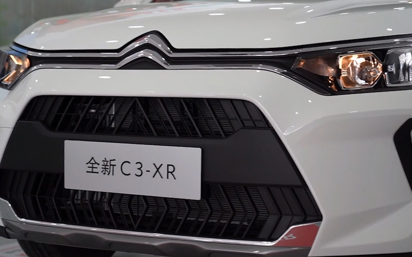 【东风雪铁龙全新C3-XR】——新车前脸采用大嘴式的进气格栅